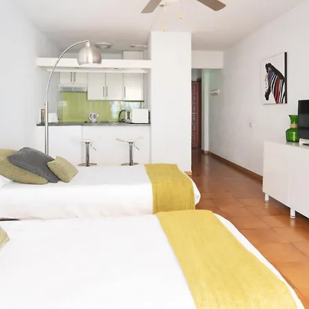 Moderno Estudio Con Terraza Y Piscina En